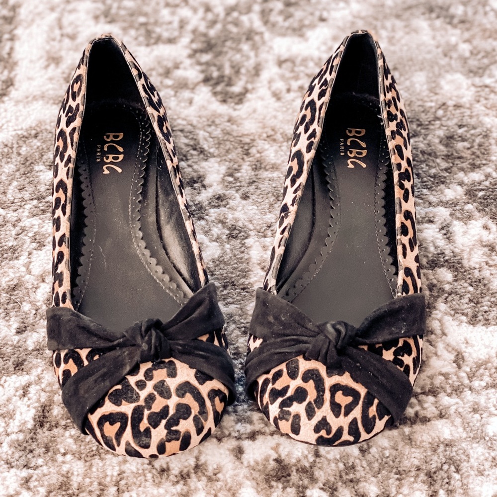 BCBG Leopard flats